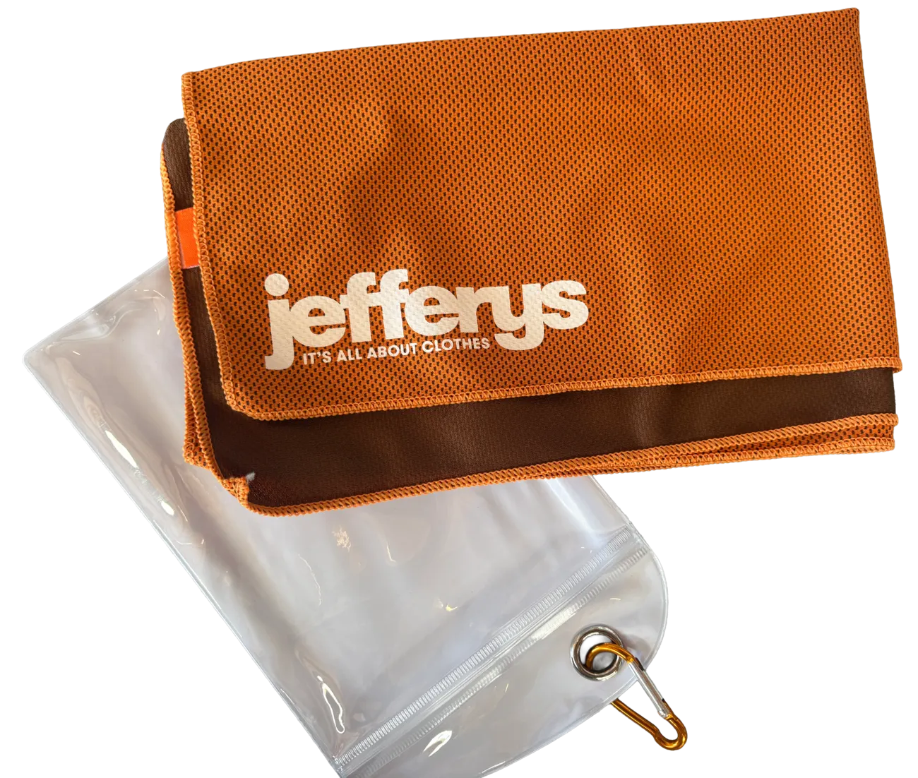 Jefferys Cooling Towel in Orange mit aufgedrucktem Logo, daneben die durchsichtige wasserdichte Transporttasche mit Karabiner