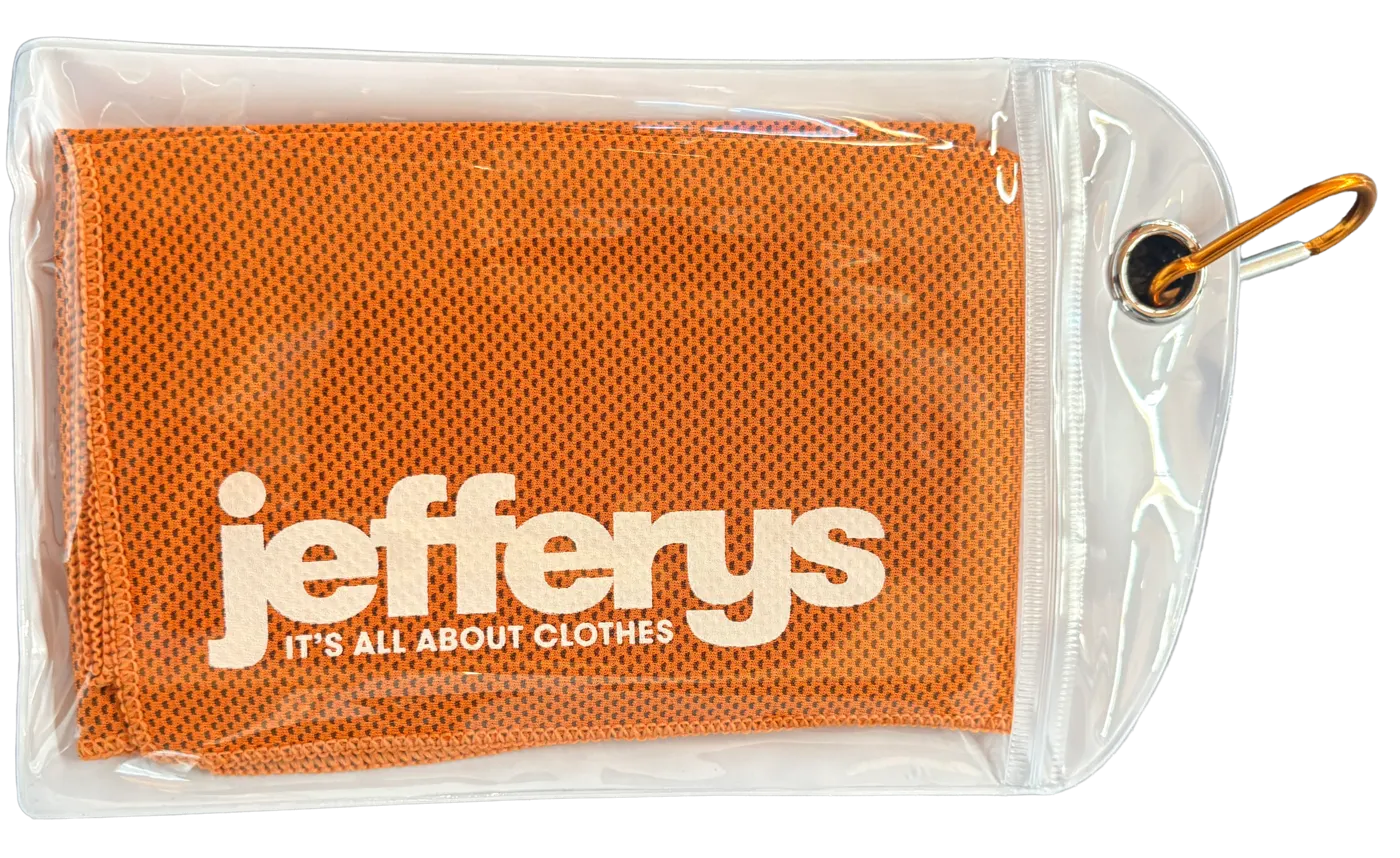 Zusammengefaltetes Cooling Towel in der wasserdichten Tasche mit Karabinerhaken