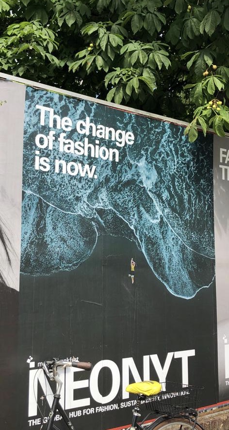Banner auf der Fashion Week in Berlin