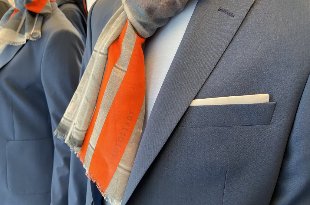 Blaues Sakko mit schickem Business Schal