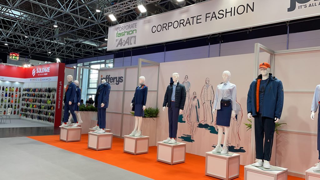 Messestand von Jefferys im Corporate Fashion Bereich der A+A zur Demonstration von Corporate Wear