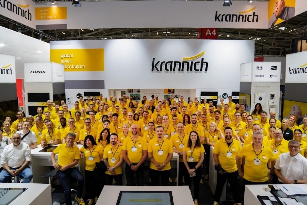 Messe Team im einheitlichen gelben Outfit im CI des Unternehmens