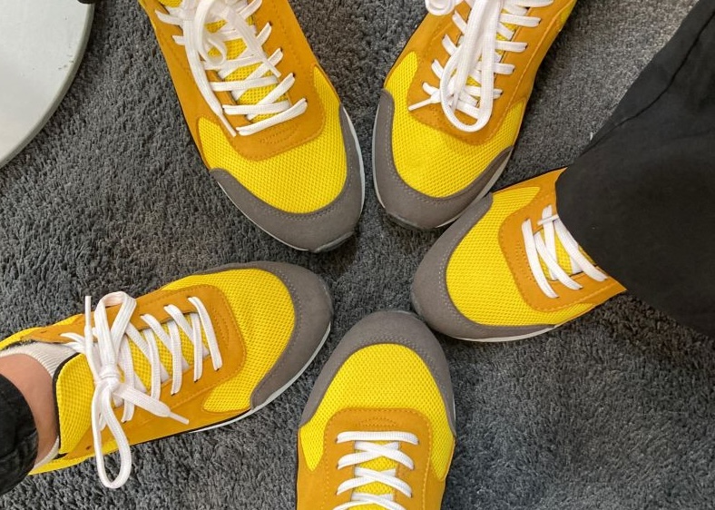 Mitarbeiter mit einheitlichen Schuhen in der Firmenfarbe